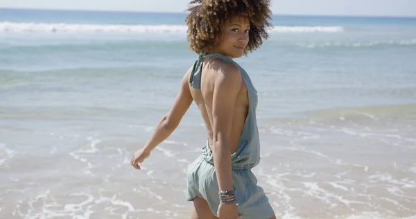女性穿夏天连身裤摆在海滩上 — 图库照片