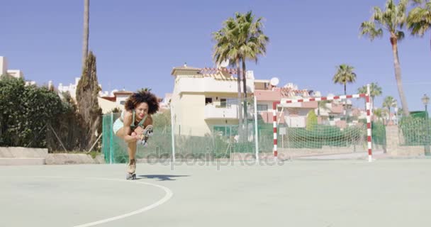 Jeune jolie femme chevauchant en patins à roulettes — Video