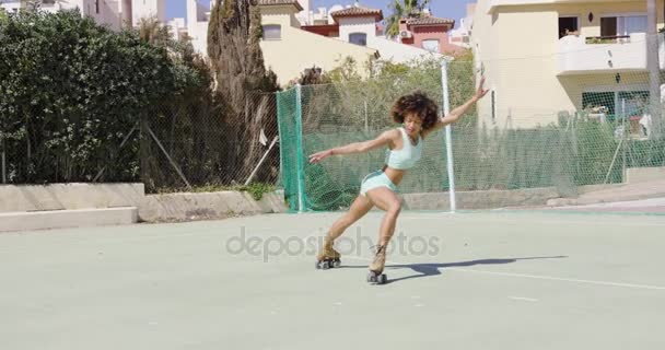 Jonge vrouw in een rolschaats uitrekken — Stockvideo