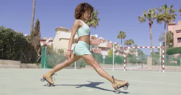 Fit femme en patins à roulettes étirement — Video
