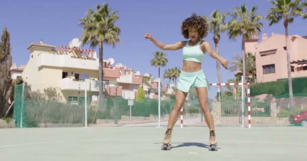 Молодая красивая женщина танцует на роликах — стоковое видео