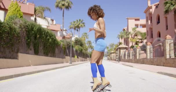 Hembra posando cabalgando sobre patines — Vídeo de stock