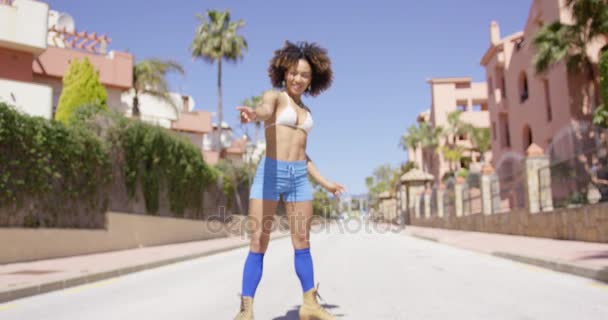 Ajuste femenino en trajes de baño y pantalones cortos — Vídeo de stock