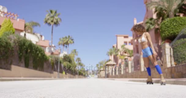 都市の背景にポーズの女性 — ストック動画