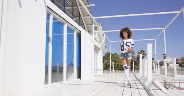 Femme souriante debout près du bâtiment blanc — Video