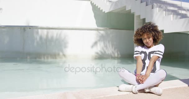 Female sitting with legs crossed — Stock Video