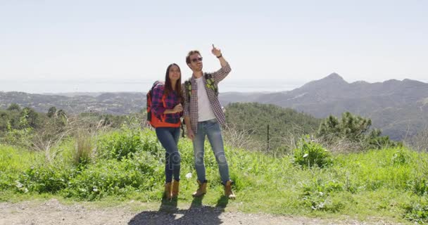 Mladý pár v horách — Stock video