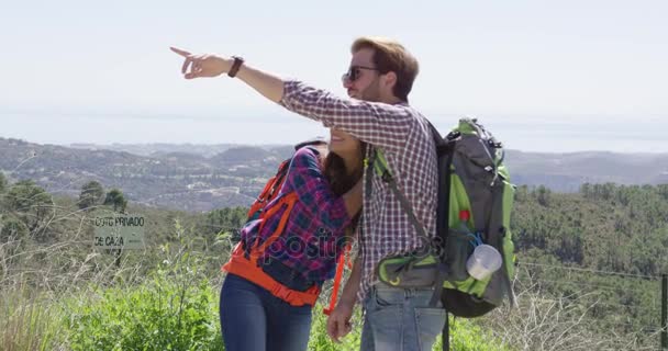 Dos jóvenes en las montañas — Vídeo de stock