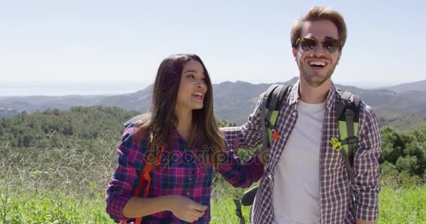 Jong koppel lachen tijdens het wandelen — Stockvideo