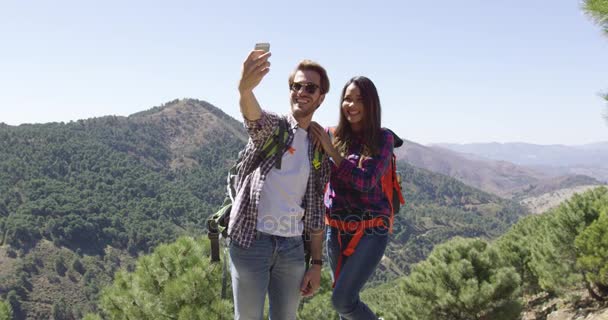 Mladý pár selfie, zatímco pěší turistika — Stock video