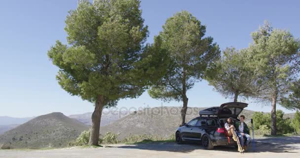 Auto mit Touristen auf Bergstraße — Stockvideo