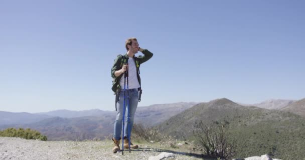 Joven turista masculino disfrutando de vistas — Vídeo de stock