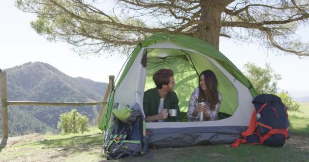 Sorrindo as pessoas que descansam na tenda — Vídeo de Stock