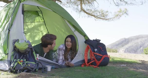 テントの中で横になっている若いカップル — ストック動画
