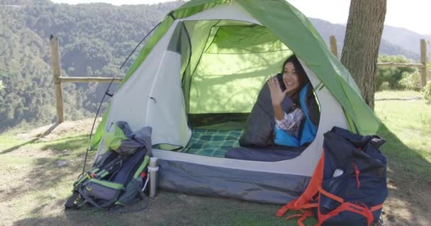 Sorridente coppia divertirsi in tenda — Video Stock