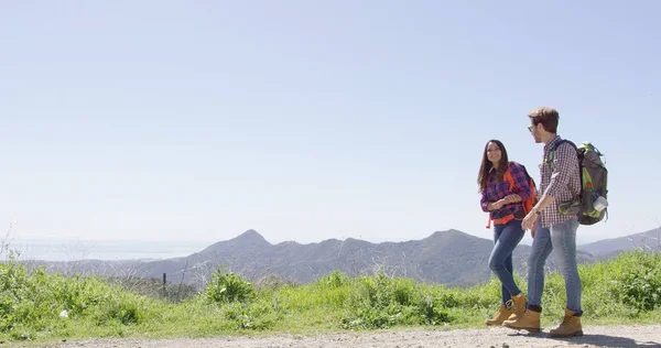 Couple riant dans les montagnes — Photo