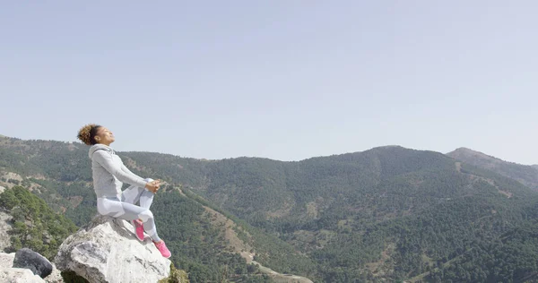Glückliche sportliche Frau auf dem Felsen — Stockfoto
