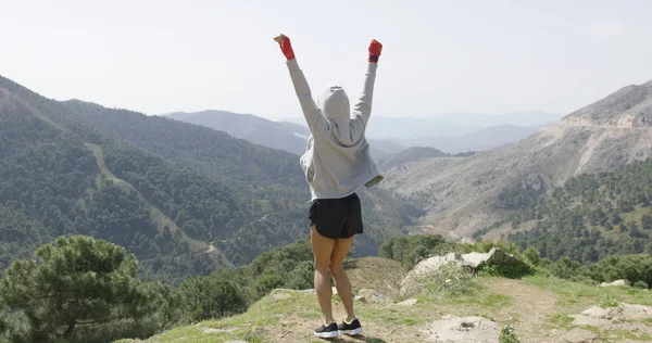 Jovem boxeador de sucesso no topo da montanha — Fotografia de Stock