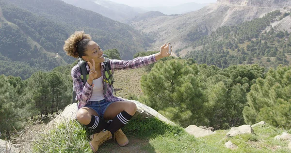 Youg mochilero deportivo tomando selfie — Foto de Stock