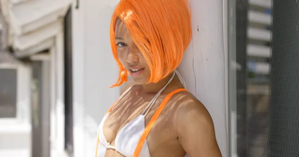 女性与橙色头发的画像 — 图库照片