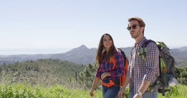 Jeune couple marchant dans les montagnes — Photo