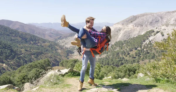 Casal romântico se divertindo na natureza — Fotografia de Stock