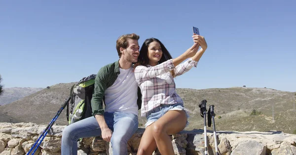 Doce casal fazendo selfie — Fotografia de Stock