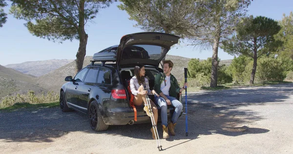 Dos personas sentadas en el tronco en las montañas —  Fotos de Stock