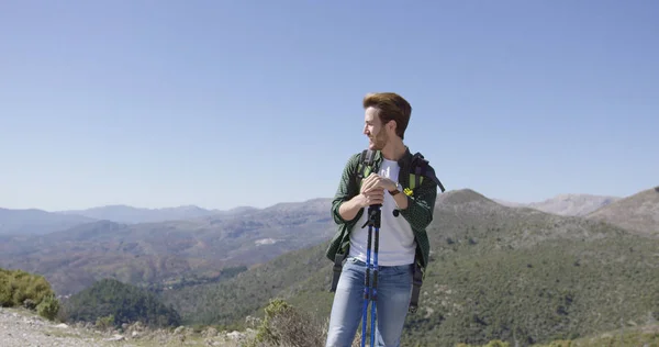 Joven macho con bastones de trekking mirando hacia otro lado — Foto de Stock