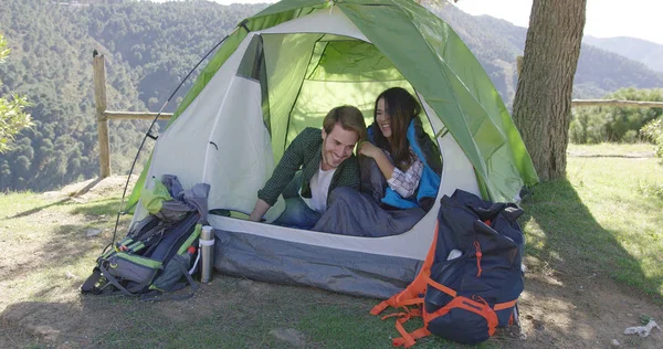 Улыбающаяся пара веселится в палатке — стоковое фото