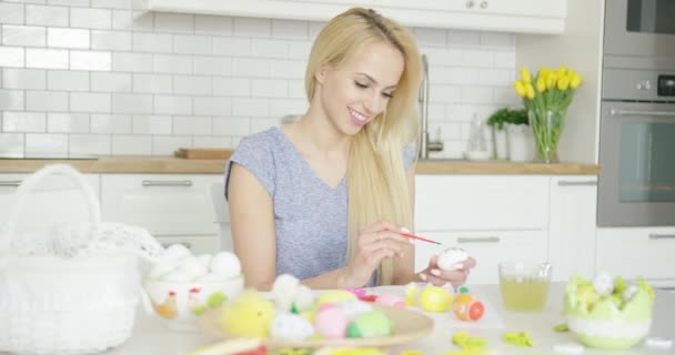 Vrolijke vrouw paaseieren schilderen — Stockvideo