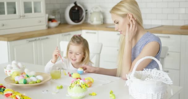 Сміється жінка і маленька дівчинка розмальовки яєць — стокове відео