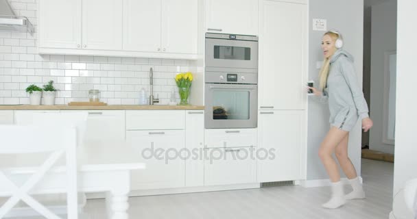 Expresiva joven bailando en la cocina — Vídeos de Stock