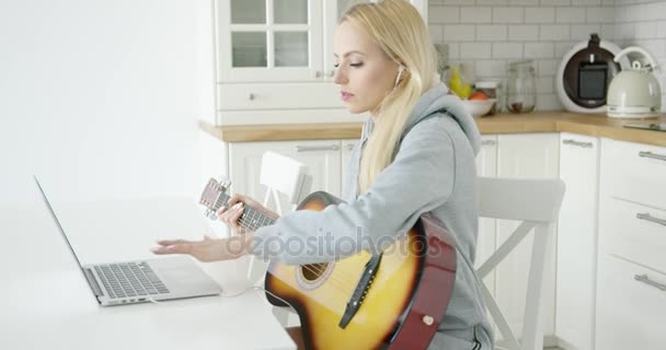 Mujer tocando guitarra eléctrica — Vídeo de stock