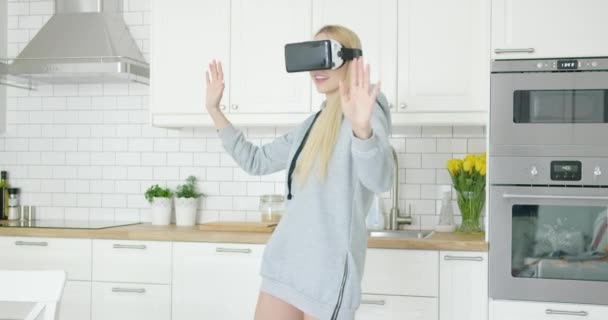 Mujer en gafas VR en cocina — Vídeos de Stock