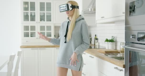 Kvinnan njuter av Vr-headset — Stockvideo