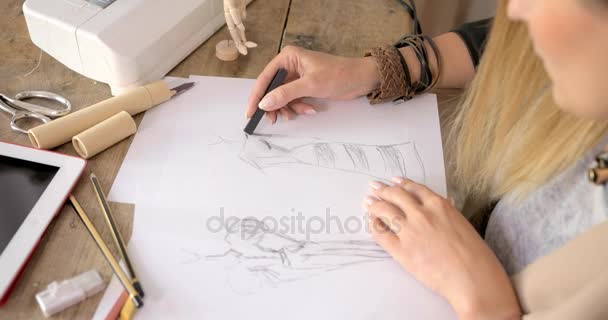 作物的裁缝绘制草图的镜头 — 图库视频影像