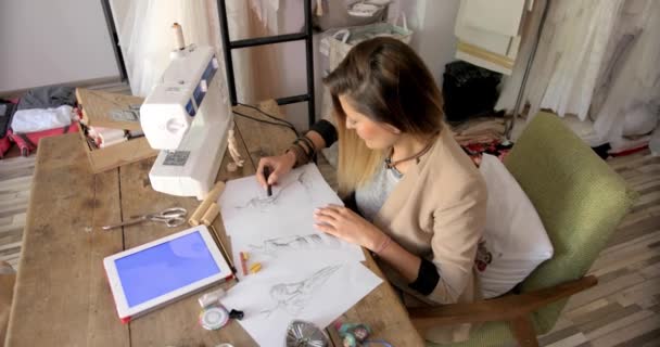 Sarto donna che lavora con tablet — Video Stock