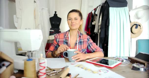 女裁缝喝咖啡 — 图库视频影像
