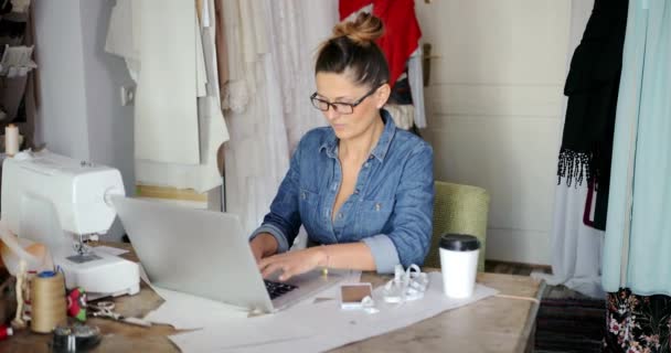 Weibchen mit Laptop in der Stube — Stockvideo