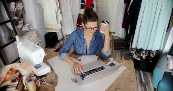 Γυναίκα με φορητό υπολογιστή και καφέ στο σαλόνι — Αρχείο Βίντεο