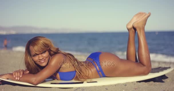 Sexy felice giovane donna prendere il sole sulla spiaggia — Video Stock