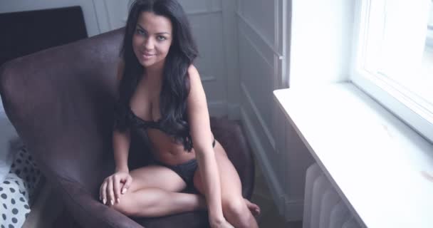 Πανέμορφη σέξι γυναίκα στην πολυθρόνα — Αρχείο Βίντεο