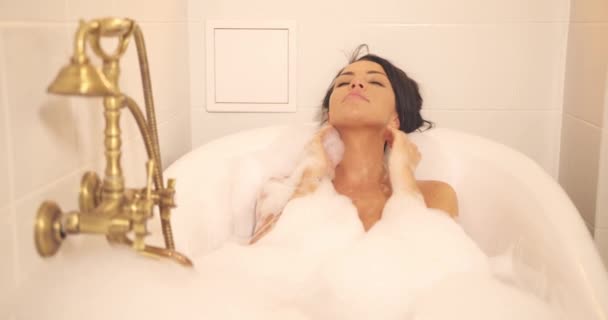 Mujer descansando en el baño — Vídeo de stock