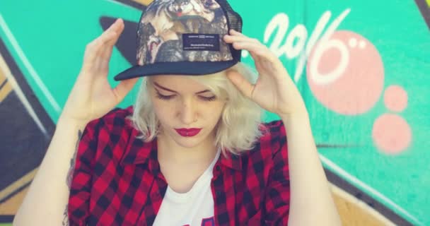 Schöne junge Hipster blonde Frau — Stockvideo