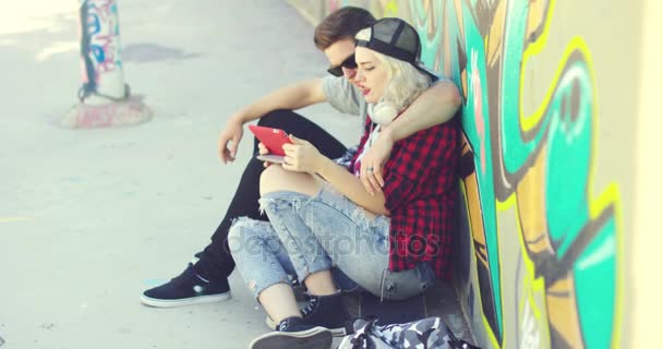 Cariñosa pareja hipster urbano relajarse en la ciudad — Vídeo de stock