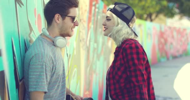 Kentsel bir sokakta sohbet trendy genç Çift — Stok video