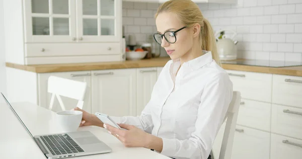 Successful young woman using devices — Stock Photo, Image