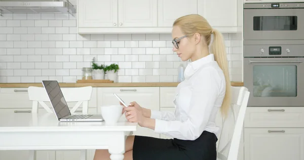 Selbstbewusste Frau, die zu Hause arbeitet — Stockfoto