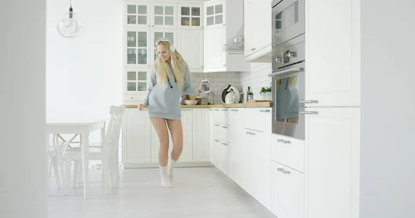 Танцующая женщина на кухне — стоковое фото